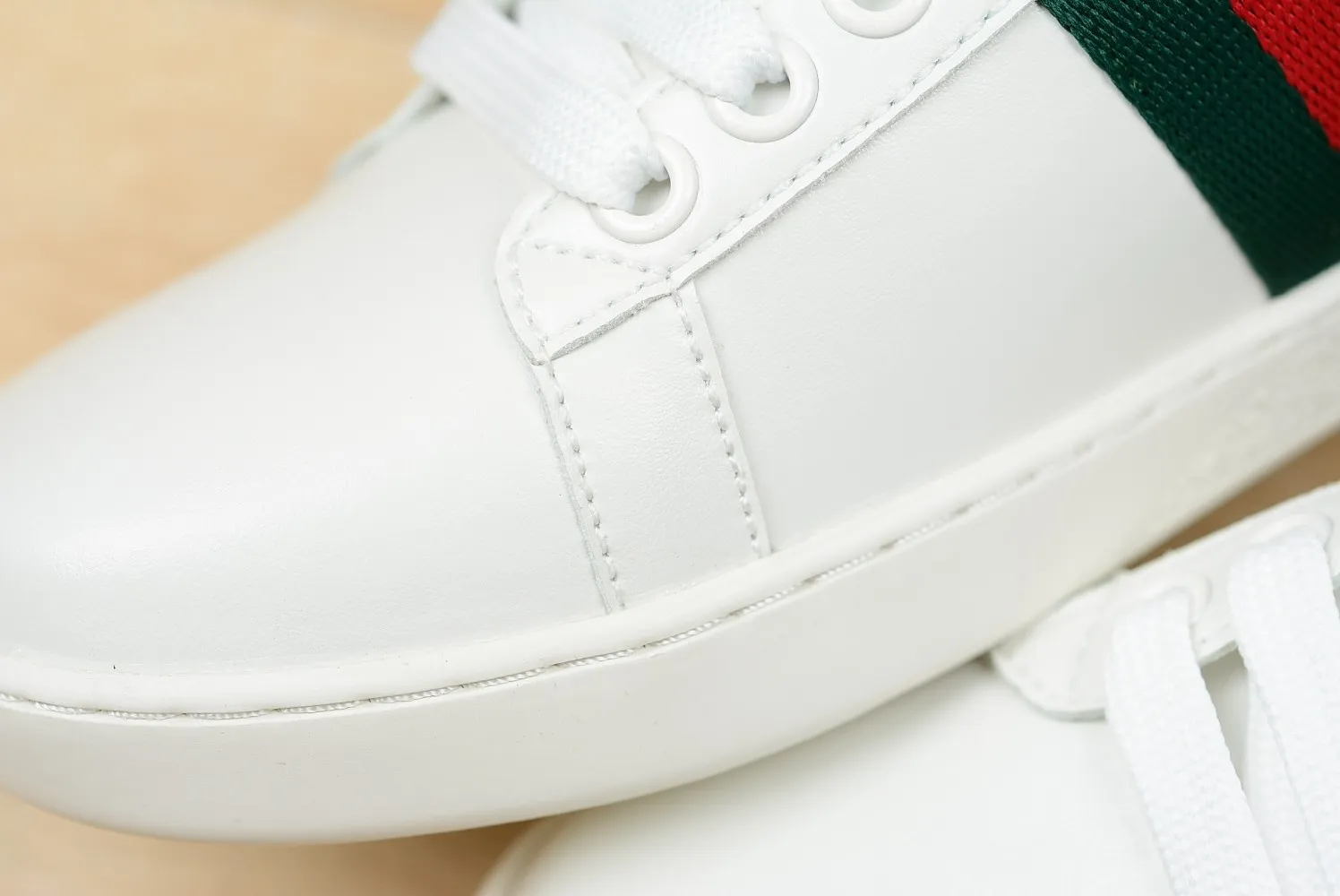 👟👟Ex-factory price 520👟👟 👟👟 Women's Shoes Factory GUCCI】Gucci's hot model Little Bee Gold Edition 35-44 Little Bee Gold Edition·Gucci high version Gucci must-have high-top white shoes [high quality] Specially recommended! The upper is made of original custom-made mercerized cowhide imported from Bangladesh! Original sheepskin lining and custom water snake skin on the back tail! Original molded rubber outsole! Standard size: Female 34-40 Male 40-44
